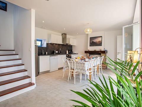 Furniture, Property, Table, Plant, Chair, Wood, Interior Design, Houseplant, Living Room, Floor