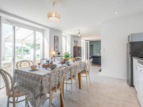 Property, Room, Furniture, Building, Interior Design, Real Estate, Floor, Dining Room, House, Kitchen