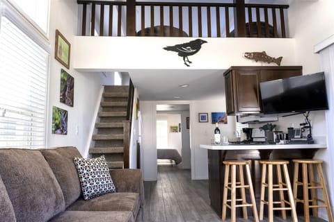 Woodchuck Flat - Living room view to the back of the house