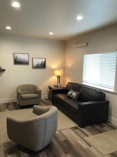 Living room, queen sofa/sleeper