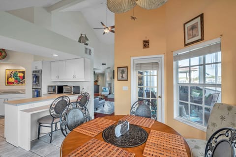 Kitchen and dining room, table seats 6 and bar seats 3 for large family dinners 