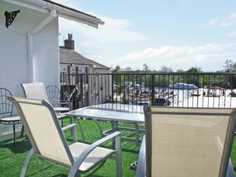 Sitting-out-area | Tracara Cottage - Tracara, Horning, near Norwich