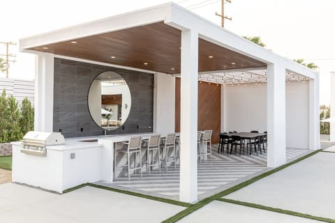 Outdoor Bar and Dining