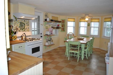 Kitchen/dining room with view