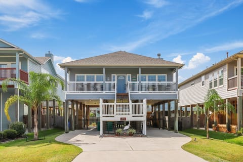 Beach home on 14' stilts w/ bay views
