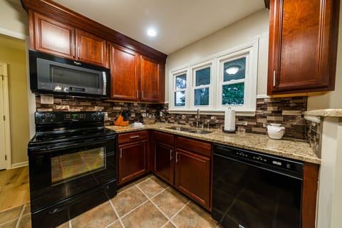 Stove/oven, microwave, dish washer