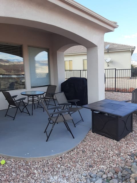 Back patio w/fire pit
