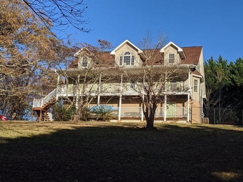 Large front yard for walking pups.