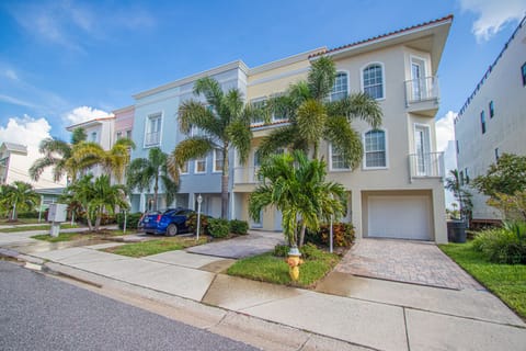 Walk to Clearwtr Bch from this luxurious, 4BR, 4BA townhome with ROOFTOP Terrace