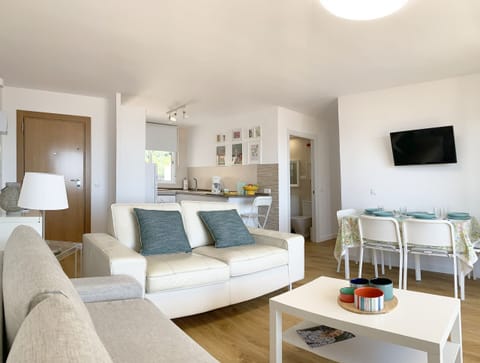 Living-dining room with direct access to the balcony, beach view, sofa bed, air conditioning and comfortable furniture