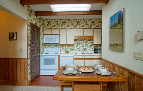 Mini kitchen and dining area