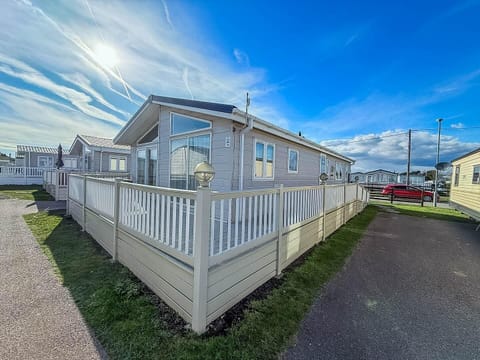 Escape to the Suffolk coast in this 4 berth, dog friendly property for unforgettable family holidays with 2cHolidays.