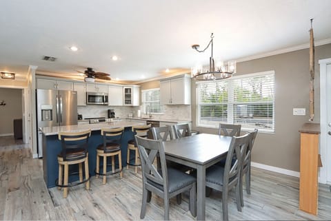 Dining area & Breakfast Bar
