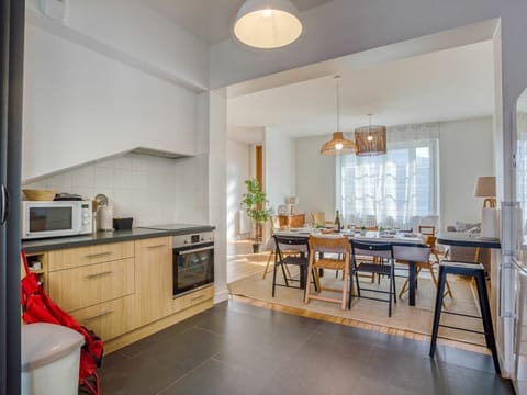 Cabinetry, Property, Countertop, Kitchen, Lighting, Wood, Table, Building, Interior Design, Kitchen Stove