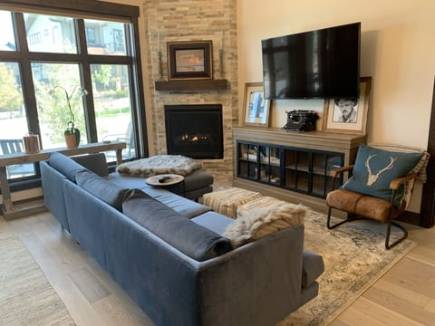 Robert Redford photos, gas fireplace, floor to ceilings windows, 55” SmartTV
