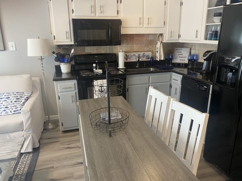 Kitchen table expands to seat 6