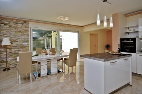 From the living and dining room, you have two direct exits toward the pool and a terrace with sea views.