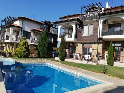 The pool and Karen view