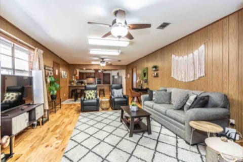 Extra Large Living, Dining & Full Kitchen