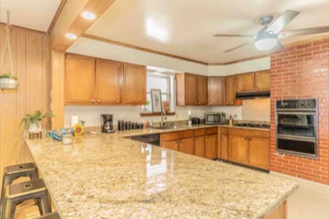 Large Kithen with lots of space