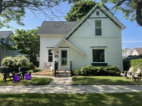 Truly the perfect location!!!
No draw-bridge traffic!
Walk to everything 