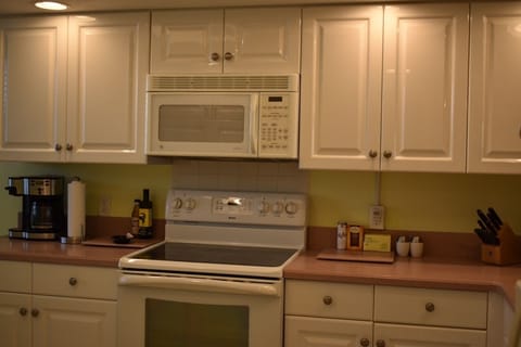 Fully outfitted upgraded kitchen