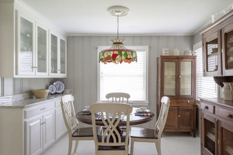 Breakfast nook with table for 4 and Tiffany lamp (hutches removed to add space)