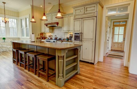 Kitchen island seating for up to 4