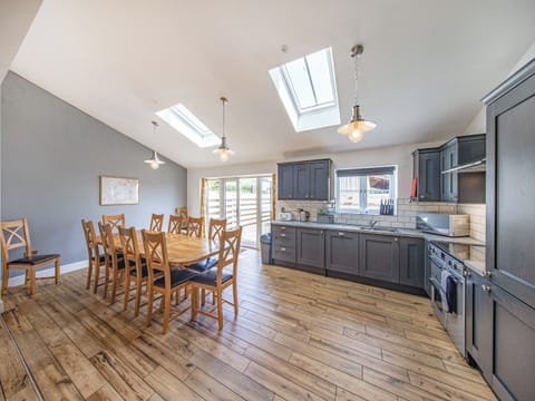 Open plan living space | Cor Tarw - Vale of Llangollen Farm Cottages, Trevor, near Llangollen