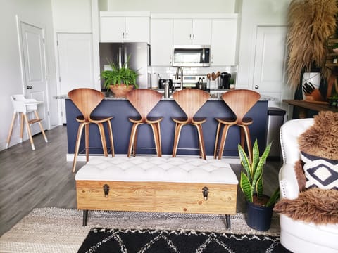 Kitchen: seats 7 total with adjacent breakfast bar. 