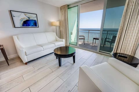 Living Room with Stunning Views☀️