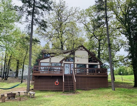 Lakeview Canoe! Back of the cabin w/ wall of windows, deck, hammock & fire pit.