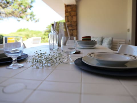 Tableware, Property, Dishware, Table, Drinkware, Plate, Textile, Serveware, Interior Design, Wood