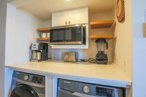 Sunshine Daydream also has a washing machine & dryer, microwave, toaster, coffee maker & Vitamix blender.