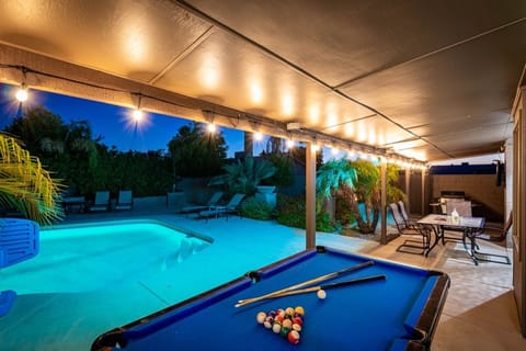  Huge tropical yard with a larger pool with waterfalls, spa, putting & bean bag.