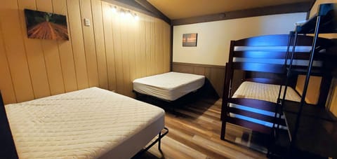 2 full size beds &1 twin over twin bunk
*ONLY FITTED SHEETS PROVIDED
Bedroom #1