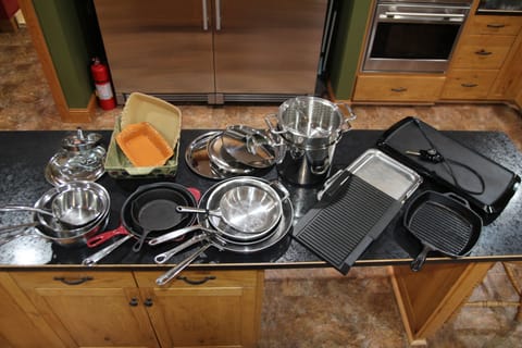 A complete set of pots, griddles and baking dishes.