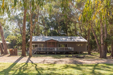 Charming 4-bedroom house with wood fire & outdoor firepit for ultimate comfort and relaxation.