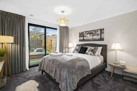 Queen size bed with electric blanket and large tv with Netflix 