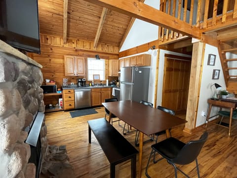 Elevation Vacation Rentals - 11 Beech - Dining Area + KItchen (1)