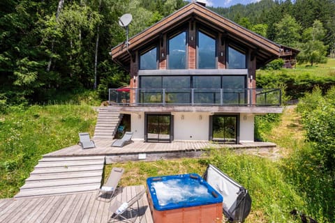 Chalet la Source and hot tub