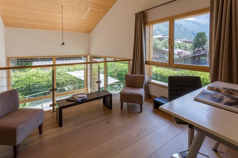 Reading snug on upper mezzanine