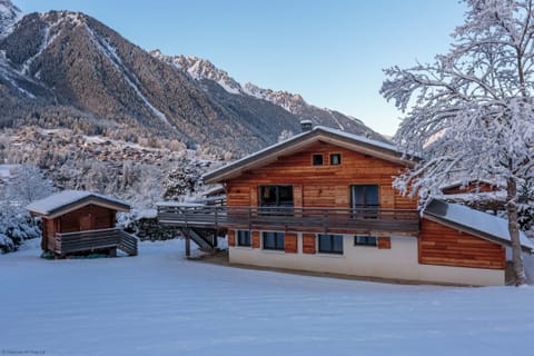 Chalet de l'Ours in the snow