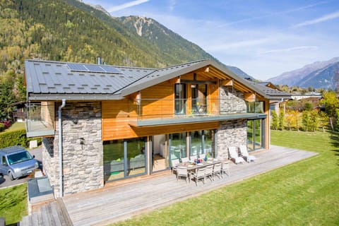 Chalet Montana has a terrace and large garden to enjoy, plus hot tub