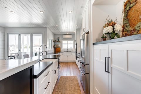 Two sinks for easy meal prep!
                