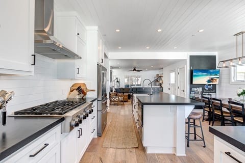 Our three-level luxury duplex is just 6 houses from the sand. Perfect for larger groups, due to its two separate kitchens and entrances.
                