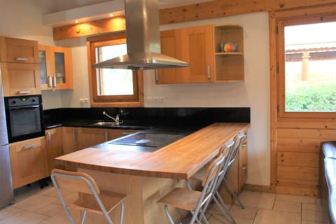 Open plan kitchen with breakfast bar and all amenities: fridge, freezer, oven, microwave, induction hob, coffee machine, kettle... very well equipped.