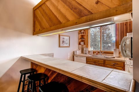 Fully Equipped Kitchen | Dishware & Flatware