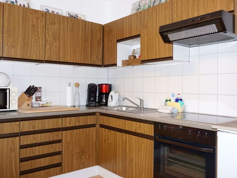 Cabinetry, Countertop, Kitchen Sink, Property, Building, Tap, Sink, Kitchen Stove, Kitchen Appliance, Wood