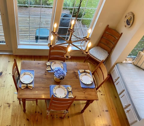Lovely dining area with plenty of seating for 4 to 6 people!